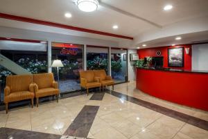 Χώρος καθιστικού στο Travelodge by Wyndham Red Bluff South of Redding