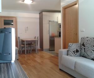 una sala de estar con un sofá y una mesa en Apartamento Rural Arluzepe, en Echarri-Aranaz 17 fotos más