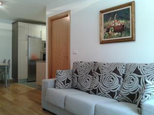 salon z kanapą i obrazem na ścianie w obiekcie Apartamento Rural Arluzepe w mieście Echarri-Aranaz