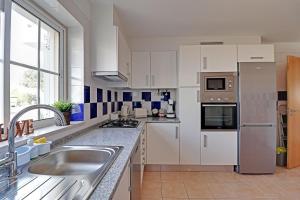 Η κουζίνα ή μικρή κουζίνα στο Tavira Formosa Bay by Homing +15 φωτογραφίες