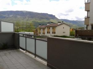 d'un balcon avec vue sur certains bâtiments et montagnes. dans l'établissement Apartamento Rural Arluzepe, à Echarri-Aranaz