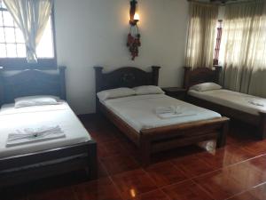 a room with two beds in a room at Hotel Campestre Mucura in Melgar