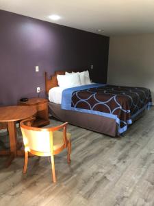 Posteľ alebo postele v izbe v ubytovaní Diboll Inn and Suites