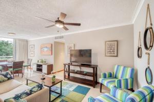 a living room with a couch and a tv at Costa Linda 7-13 in Jacó
