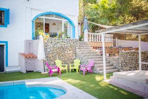 Montecristo的住宿－VILLA MONTECRISTO.，一个带椅子的庭院和一个游泳池