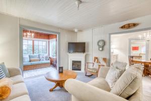 een woonkamer met een bank en een tafel bij Seaside Classic Cozy Bungalow in Seaside