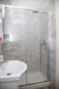 ein Bad mit einer Dusche und einem Waschbecken in der Unterkunft Casa Marmolo - Cuore di Napoli in Neapel