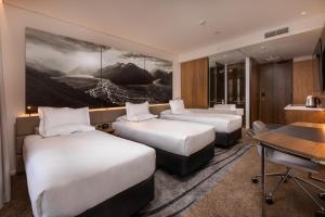 クライストチャーチにあるNovotel Christchurch Airportのベッド2台と机があるホテルの部屋 +37枚の写真