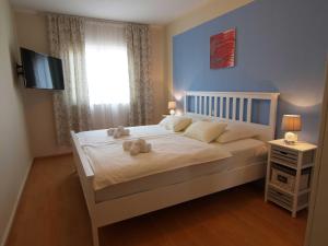 Apartments Villa Papalina 2 tesisinde bir odada yatak veya yataklar