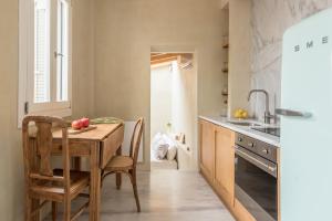 Kuchyňa alebo kuchynka v ubytovaní Anafiotika hideaway acropolis Athens by Cycladica + 4 fotografie