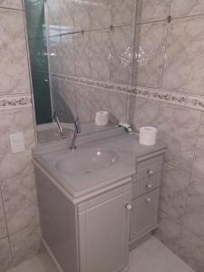 a bathroom with a sink and a mirror at Pérola de Bombinhas in Bombinhas +39 photos