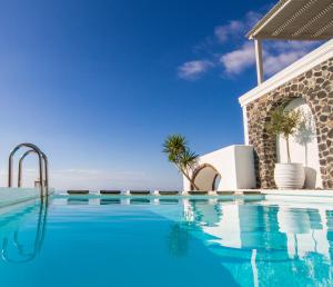 Piscina a Iconic Santorini, a Boutique Cave Hotel by Sandglass o a prop