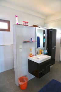 uma casa de banho com um lavatório e um espelho em Paradise Beach Resort & Diving school em Mirissa