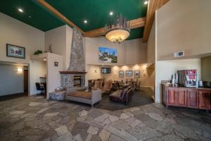 The lobby or reception area at Truckee Donner Lodge