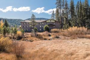 ein großes Haus mitten auf einem Feld in der Unterkunft Truckee Donner Lodge in Truckee