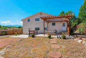 a backyard with a pergola and a house at Pet Friendly near Garden of the Gods AF Academy in Colorado Springs
