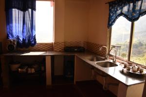 Η κουζίνα ή μικρή κουζίνα στο Casa de Campo con hermosa vista a Los Farallones +51 φωτογραφίες