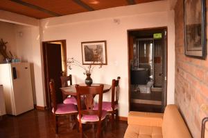 Χώρος καθιστικού στο Casa de Campo con hermosa vista a Los Farallones