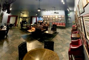 埃尔波特尔优胜美地景观酒店的配有沙发、桌椅的客厅