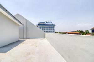 a concrete wall with a building in the background at RedDoorz Syariah near Galeria Mall Yogyakarta in Yogyakarta