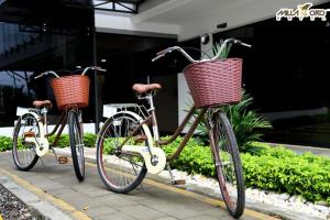 two bikes with baskets are parked on a sidewalk at Hotel Milla de Oro Uraba in Apartadó