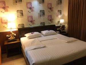 Postel nebo postele na pokoji v ubytování The LD Pattaya Hotel
