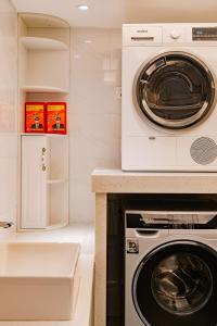 a washer and dryer in a kitchen with a sink at Paco Hotel Guangzhou Zoo Metro Branch in Guangzhou