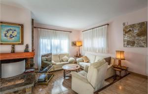 A seating area at 6 Bedroom Gorgeous Home In Matadepera