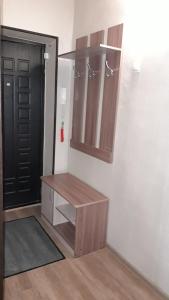 Lys'vaにあるApartment on Kuzmina 3のバスルーム(木製ベンチ付)が備わります。