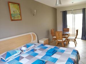 Giường trong phòng chung tại Montagu Villa, Flic en Flac, Mauritius