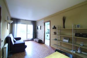 - un salon avec un canapé et une chaise dans l'établissement Good-Apartments Barcelona, à Barcelone