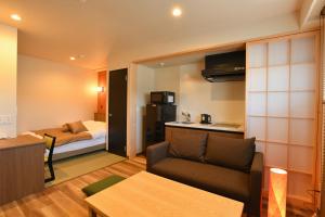 伊万里市Hotel Imari Aioibashi Bettei的一间小公寓,设有客厅和厨房