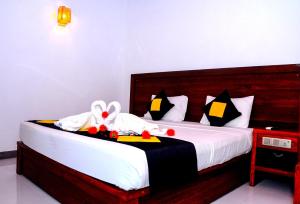 a bedroom with a large bed with white sheets at Happy Banana Hotel in Unawatuna