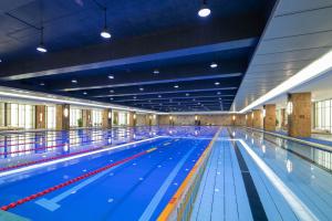 a large swimming pool with blue lanes at Empark Hotel Fuzhou Exhibition Centre in Fuzhou