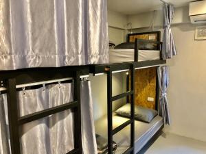 Tempat tidur susun dalam kamar di Zleepingpills Aonang Krabi