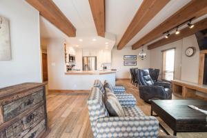sala de estar con sofás y mesa en Vintage Ski Lodge Styled Plaza Condo Apts, en Crested Butte