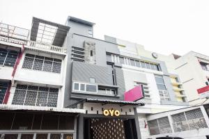 ein Gebäude mit einem Räumungsschild davor in der Unterkunft OYO 2147 Mono Guest House in Medan