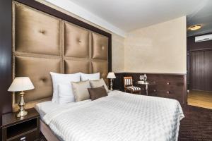 Łóżko lub łóżka w pokoju w obiekcie Hotel Luxor