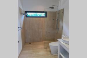 Koupelna v ubytování Villa Mokkaran, 3 Bedrooms, Chaweng Noi