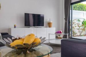 TV a/nebo společenská místnost v ubytování Villa Mokkaran, 3 Bedrooms, Chaweng Noi