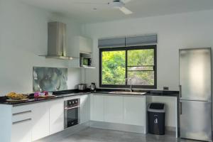Kuchyň nebo kuchyňský kout v ubytování Villa Mokkaran, 3 Bedrooms, Chaweng Noi
