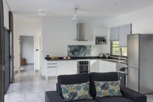Kuchyň nebo kuchyňský kout v ubytování Villa Mokkaran, 3 Bedrooms, Chaweng Noi