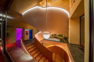 una escalera de caracol en una casa con luz en OMAMA Hotel en Aosta