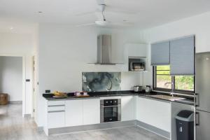 Kuchyň nebo kuchyňský kout v ubytování Villa Mokkaran, 3 Bedrooms, Chaweng Noi