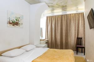 Un pat sau paturi într-o cameră la Seven Eleven Apartment HOTEL in Most City