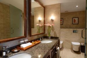 A bathroom at LOTTE City Hotels Tashkent Palace