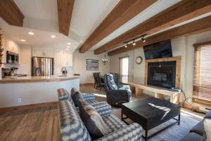 sala de estar con sofá y mesa en Vintage Ski Lodge Styled Plaza Condo Apts, en Crested Butte