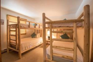 Кровать или кровати в номере Vibrantly Decorated Plaza Condo Apts