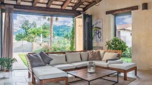 Un lugar para sentarse en Beautiful villa Benvenuti with private pool near Motovun