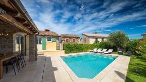 Bazén v ubytování Beautiful villa Benvenuti with private pool near Motovun nebo v jeho okolí